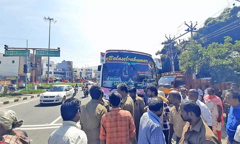 சிறை பிடிக்கப்பட்ட தனியார் பஸ்சை படத்தில் காணலாம்.&nbsp;