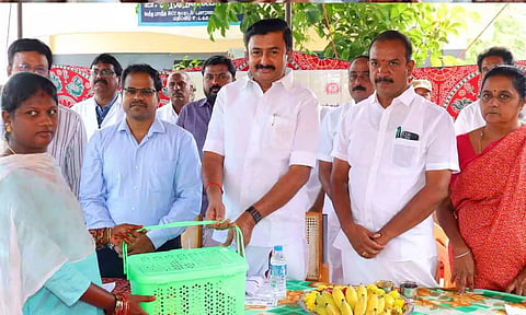 மருந்து பெட்டகங்களை செய்தித்துறை அமைச்சர் மு.பெ.சாமிநாதன் வழங்கிய காட்சி.
