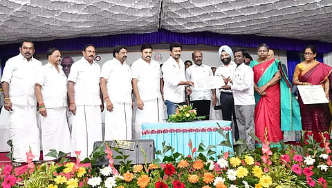 இளைஞர் நலன் மற்றும் விளையாட்டுத்துறை அமைச்சர் உதயநிதி ஸ்டாலின் நாமக்கல் அரசு மருத்துவமனையில் மருத்துவ சேவையை தொடங்கி வைத்து புறநோயாளி உள்நுழைவு சீட்டினை வழங்கிய காட்சி. அருகில் அமைச்சர்கள் மா.சுப்பிரமணியன், டாக்டர் மதிவேந்தன், ராஜேஷ்குமார் எம்.பி., எம்.எல்.ஏ.க்கள் ராமலிங்கம், பொன்னுசாமி, கலெக்டர் உமா உள்பட பலர் உள்ளனர்.