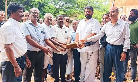 கிராம நிர்வாக அலுவலகம் கட்ட செந்தில்குமார் எம்.எல்.ஏ. பூமி பூஜை செய்து&nbsp; தொடங்கி வைத்த காட்சி.