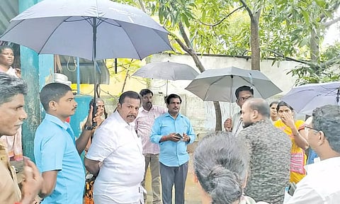 மின்னல் தாக்கி சேதமடைந்த வீட்டை தாசில்தார் ஆய்வு செய்தார்.