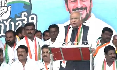 மக்களைச் சந்திக்காமல் பண்ணை வீட்டில் முடிவுகளை எடுக்கிறார் கே.சி.ஆர்: காங்கிரஸ் கடும் தாக்கு