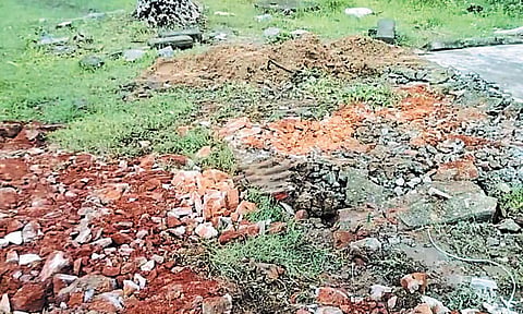 மனிதக்கழிவு கலந்ததாக கூறப்பட்ட பள்ளிக்கூட குடிநீர் தொட்டி இடித்து தரைமட்டமாக்கப்பட்ட இடத்தை காணலாம்.