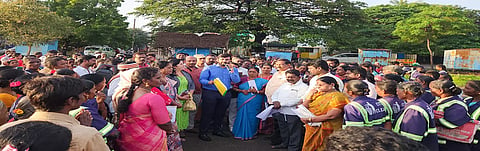 கடலூரில் கலெக்டர் அருண் தம்புராஜ் மாநகராட்சியில் துப்புரவு பணியாளர்கள் சரியான முறையில் வருகிறார்களா? என்பதனை ஆய்வு செய்து பேசினார். அருகில் மாநகராட்சி மேயர் சுந்தரி ராஜா, துணை மேயர் தாமரைச்செல்வன், ஆணையாளர் காந்திராஜ் உள்ளனர்.&nbsp;