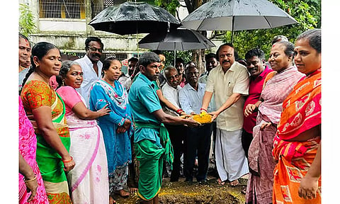 அப்துல்கலாம் குடியிருப்பில் பராமரிப்பு பணிகளை கென்னடி எம்.எல்.ஏ.  தொடங்கி வைத்த காட்சி.