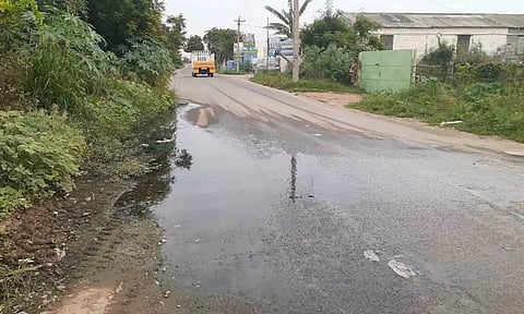 சாலையில் வழிந்தோடும் கழிவுநீரை படத்தில் காணலாம்.&nbsp;