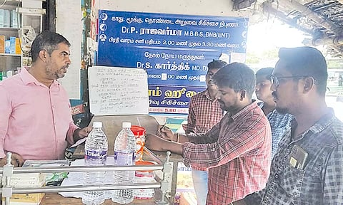 கடைவீதிகளில் வணிக உரிமை குறித்து நகராட்சி அலுவலர்கள் ஆய்வு மேற்கொண்டனர்.
