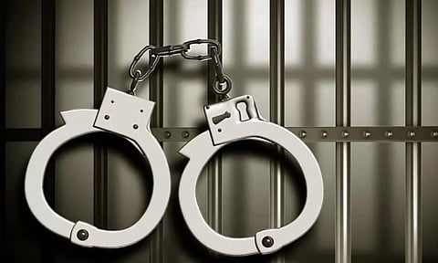 மதுராந்தகம் அருகே வீட்டில் குட்கா பதுக்கி விற்ற தந்தை-மகன் கைது