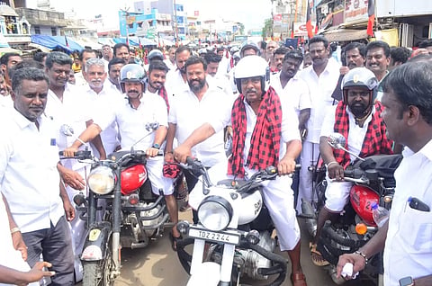 பிரசாரத்தில் அமைச்சர் மூர்த்தி மற்றும் பலர் கலந்து கொண்டனர்.&nbsp;