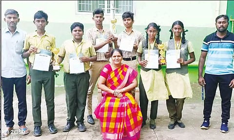 சாதனை படைத்த மாணவர்களை படத்தில் காணலாம்.&nbsp;