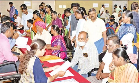 கல்விக்கடன் வழங்கும் சிறப்பு முகாம் நடைபெற்ற காட்சி.&nbsp;