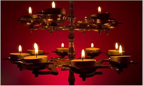 சரவிளக்கில் தீபம் ஏற்றுங்கள்