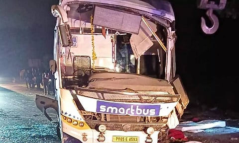 உளுந்தூர்பேட்டை அருகே முன்பக்க டயர் வெடித்ததால் கவிழ்ந்த ஆம்னி பஸ்: 10 பேர் படுகாயம்