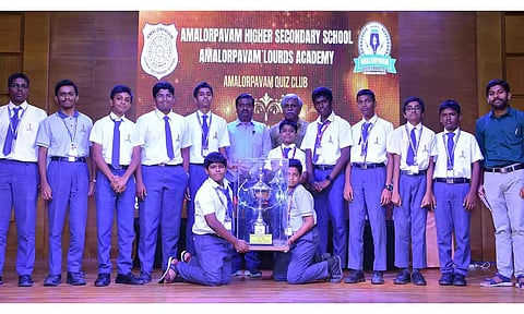 அமலோற்பவம் கல்வி குழுமம் சார்பில் நடந்த பள்ளிகளுக்கு  இடையேயான வினாடி-வினா போட்டியில் வென்ற பள்ளிக்கு முதல்வர் ஆன்டோனியோஸ் பிரிட்டோ கோப்பை வழங்கிய காட்சி.