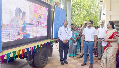குடும்ப நல அறுவை சிகிச்சை விழிப்புணர்வு வாகன பேரணியை கலெக்டர் விஷ்ணுசந்திரன் தொடங்கி வைத்தார்.