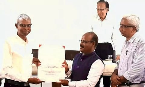 இயற்கை விவசாயி மகேஷ் நாராயணனுக்கு விருது வழங்கப்பட்டது.