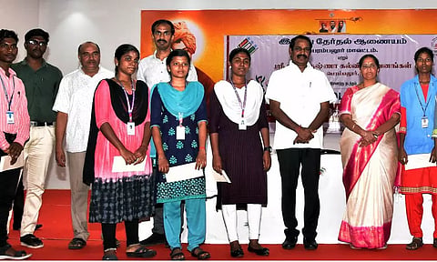 இளம் வாக்காளர்களை இணைய வழியில் சேர்த்தலுக்கான சிறப்பு முகாம் - மாவட்ட கலெக்டர் கற்பகம் தொடங்கி வைத்தார்