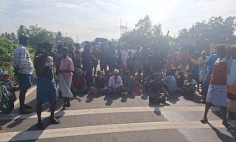 சாலைமறியலில் ஈடுபட்ட பொதுமக்களை படத்தில் காணலாம்.