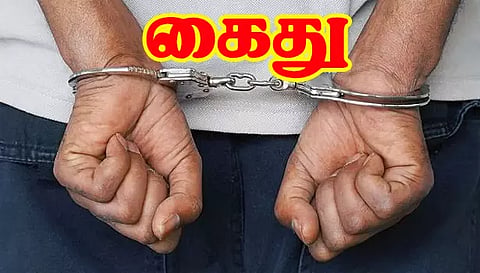 பரமத்திவேலூரில் மது விற்ற தந்தை, மகன் கைது