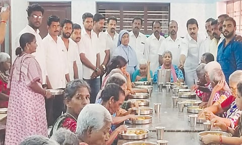 உதயநிதி ஸ்டாலின் பிறந்த நாள் விழாவை முன்னிட்டு முதியோர் இல்லத்துக்கு காலை உணவு