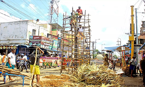 &nbsp;சொக்கப்பனை அமைக்கும் பணி நடைபெற்று வருவதை படத்தில் காணலாம்.
