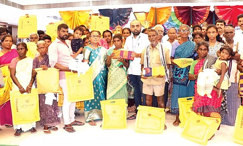 தூய்மை பணியாளர்கள் மற்றும் அவர்களது  குடும்பத்தினருக்கு புத்தாடைகள் வழங்கப்பட்டது.