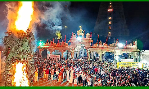 ராமேசுவரம் ராமநாதசுவாமி கோவில் முன்பு சொக்கப்பனை கொளுத்தும் நிகழ்ச்சி நடந்தது.