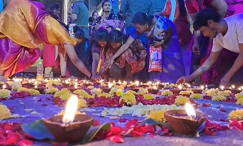 வில்லியனூர் திருக்காமீஸ்வரர் கோவிலில் பெண்கள்  தீபம் ஏற்றி வழிபட்ட காட்சி.