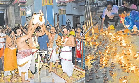 திருப்பூர் விஸ்வேஸ்வரர் கோவிலில் பரணி தீபம் ஏற்றப்பட்டு விளக்கேற்றிய  பக்தர்களை படத்தில் காணலாம்.