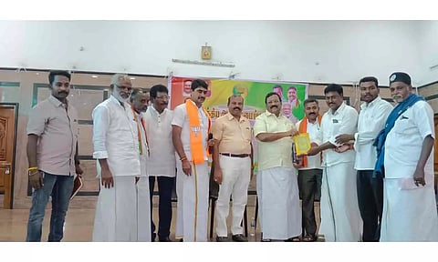 விழாவில்  அரசியலமைப்பு சட்ட புத்தகத்தை பா.ஜனதா தலைவர் செல்வகணபதி வழங்கிய காட்சி.