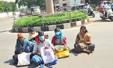 கோவை கலெக்டர் அலுவலகம் முன்பு மறியலில் ஈடுபட்ட குடும்பத்தினர்