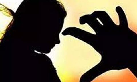 இருளர் இன பெண்ணுக்கு பாலியல் தொல்லை: கைதான கிராம நிர்வாக அலுவலர் மீது 7 பிரிவுகளில் வழக்கு பதிவு