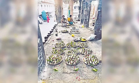 புனிதநீர் அடங்கிய சங்குகள் அடுக்கி வைக்கப்பட்டுள்ளது.