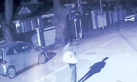 &nbsp;நகைக்கடையில் கொள்ளையடித்து விட்டு ரோட்டில் சர்வசாதாரணமாக நடந்து சென்ற கொள்ளையன்.