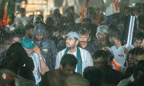 கொட்டும் மழையில் தொண்டர்களுடன் நடந்து வந்த அண்ணாமலை.