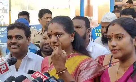 பி.ஆர்.எஸ். கட்சிக்கு ஓட்டு போடுங்கள்: வாக்குசாவடி அருகே கவிதா பேட்டியால் சர்ச்சை