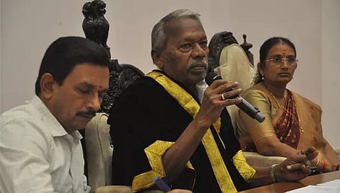 கூட்டத்தில் மேயர் ராமச்சந்திரன் பேசிய காட்சி. அருகில் துணை மேயர் சாரதா தேவி, கமிஷனர் (பொறுப்பு) அசோக்குமார் உள்ளனர்.&nbsp;