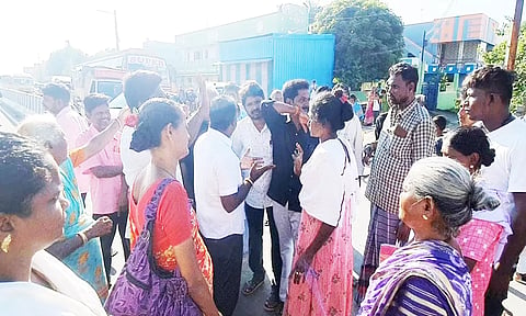 ஆற்காடு அருகே மறியலில்  ஈடுபட்ட பொதுமக்களை படத்தில் காணலாம்.