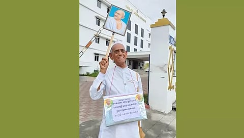 சேலம் மாநகராட்சி அலுவலகம் முன்பு சமூக ஆர்வலர் போராட்டம்