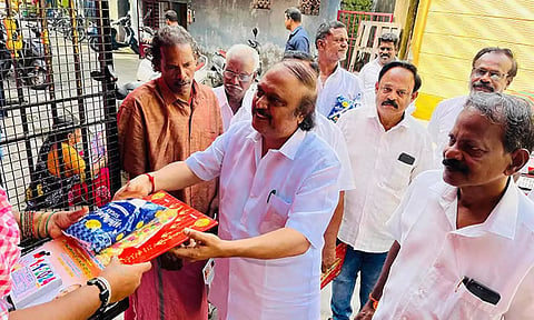 தொகுதி மக்களுக்கு அனிபால் கென்னடி எம்.எல்.ஏ.&nbsp; சர்க்கரை மற்றும் காலண்டர் வழங்கிய காட்சி.