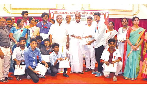 எய்ட்ஸ் விழிப்புணர்வு போட்டிகளில் வெற்றி பெற்ற மாணவ-மாணவிகளுக்கு முதல்-அமைச்சர் ரங்கசாமி சான்றிதழ் வழங்கிய போது எடுத்த படம். அருகில் சபாநாயகர் ஏம்பலம் செல்வம் உள்ளார்.