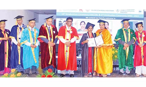 &nbsp;விநாயகா மிஷன் பல்கலைக்கழக நிர்வாக குழு உறுப்பினர் சுரேஷ் சாமுவேல் தலைமையில் பட்டமளிப்பு விழா நடைபெற்ற போது எடுத்த படம்.&nbsp;