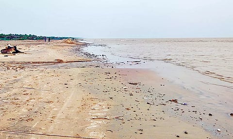 புயல் எதிரொலி: வேதாரண்யத்தில் 100 மீட்டர் தூரம் வரை கடல் உள்வாங்கியது