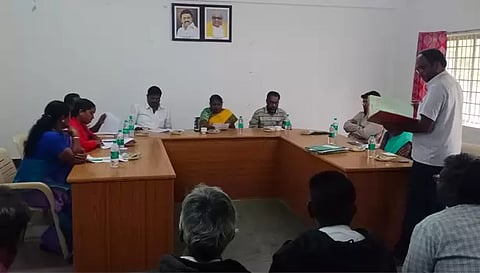 &nbsp;ஊராட்சி ஒன்றிய குழு கூட்டத்தில் பங்கேற்றவர்களை படத்தில் காணலாம்.