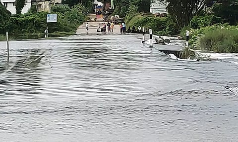 தரைபாலம் நீரில் மூழ்கியதால் போக்குவரத்து தடைப்பட்டது