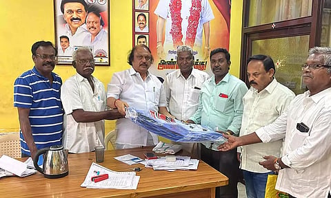 கென்னடி எம்.எல்.ஏ. மழையால் பாதிக்கப்பட்ட வீடுகளுக்கு தார்பாய்&nbsp; வழங்கிய காட்சி.