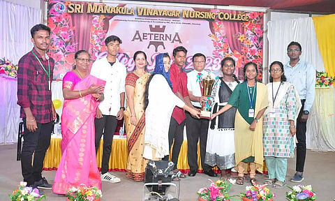 கல்லூரி ஆண்டு விழாவில் போட்டிகளில் கலந்து கொண்டு வெற்றி பெற்ற மாணவ-மாணவிகளுக்கு பரிசு கோப்பை வழங்கப்பட்ட காட்சி.