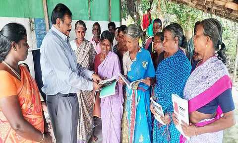 வண்ணாங்குளம் கிராமத்தில் எழுத்தறிவு திட்ட இணை இயக்குனர் பொன் குமார் ஆய்வு செய்த காட்சி.