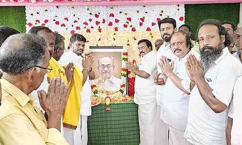முன்னாள் எம்.எல்.ஏ. ராமநாதன் உருவ படத்திற்கு தி.மு.க. மாநில அமைப்பாளர் சிவா, எம்.எல்.ஏக்கள், அனிபால் கென்னடி, செந்தில்குமார், சம்பத், ஆகியோர் மரியாதை செலுத்தினர்.&nbsp;
