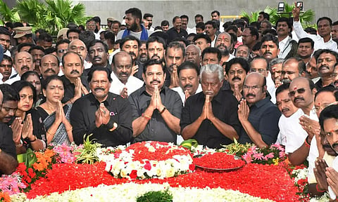 7-ம் ஆண்டு நினைவு தினம்: ஜெயலலிதா நினைவிடத்தில் எடப்பாடி பழனிசாமி மரியாதை